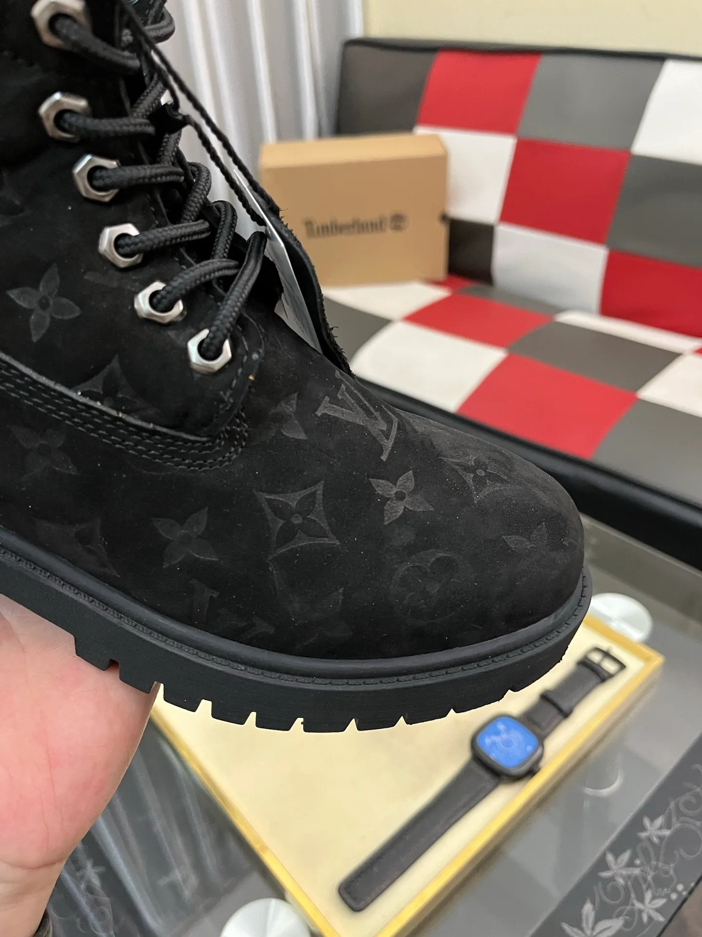 Ex-factory price: 458⌚️⌚️LV x Timberland Timberland joint model Presbyopia Embossed Rhubarb Boots Ankle Boots Short Boots LV x Timberland ankle boots are made of Monogram embossed waterproof nubuck cow leather, relying on the brand's exquisite craftsmanship to carefully reshape the classic Timberland 6-inch boot shape in Italy, with an eye-catching American workwear style. Created by Pharrell Williams 2025 autumn and winter menswear show. Monogram embossed tongue, original Timberland laces and outsole are exquisite details, and the leather label expresses the cooperation logo. Exquisite packaging at the delivery counter🛍📦 ▪️Material: Original customized imported first-layer cowhide ▪️Inner lining: Original customized leather lining/mesh lining ▪️Outsole: Original molded rubber material ▪️Sole thickness: 3.5CM ▪️Size: 38-44